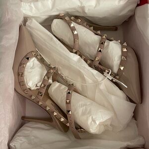 Brand NEW- Valentino Garavani Rockstud ankle strap pump in patent leather